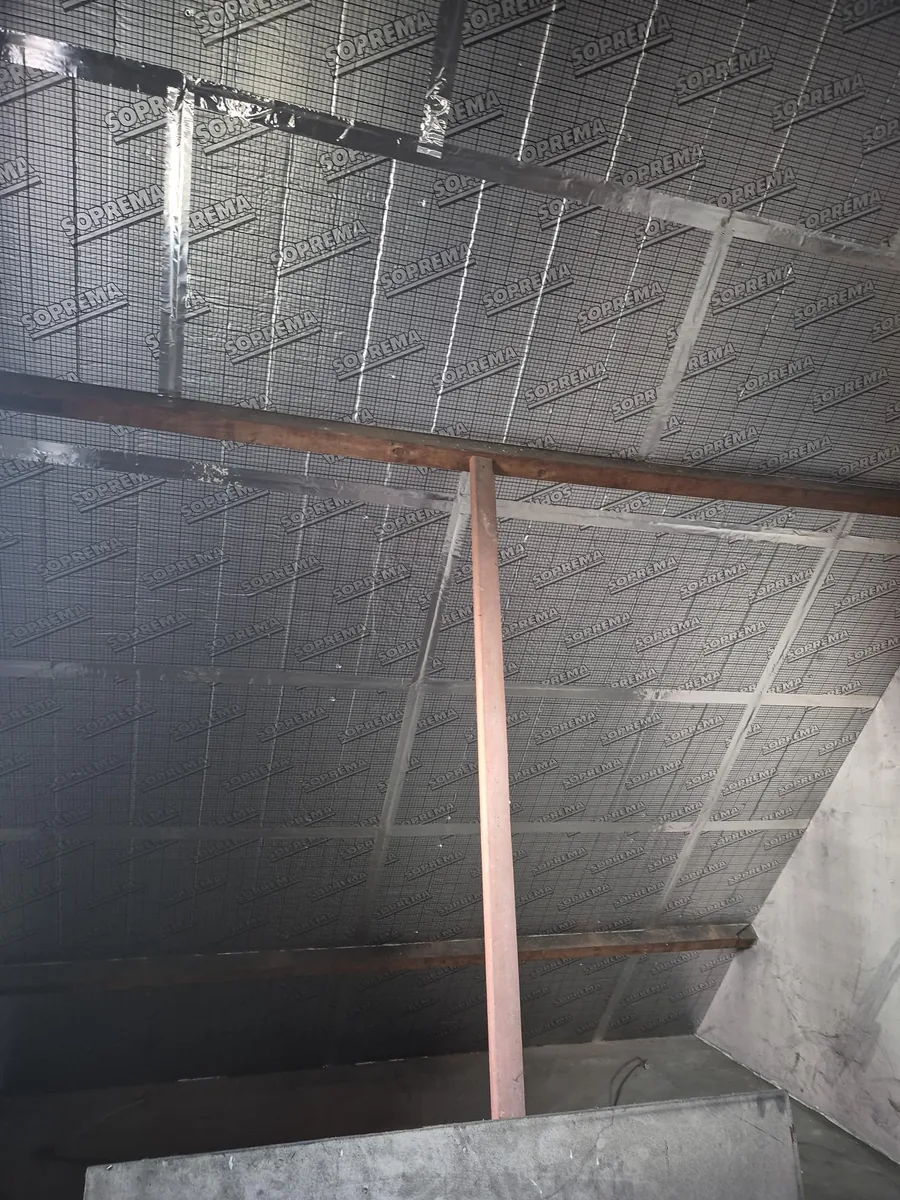 Overzichtsfoto van dakisolatie tegen de dakconstructie tijdens een EPC-dossier